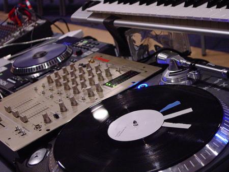 2 platine et tables Numark